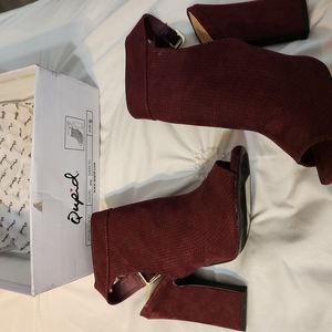 Qupid Wine Peep Hole Suede Booties size 9